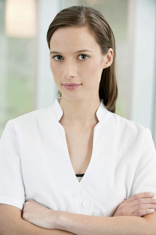 西方人,脸,头,脸颊,脖子,一个人,医生,医院,站,笑,双手交叉,微笑,竖图,室内,特写,白天,正面,工作服,制服,欧洲,欧洲人,仅一个年轻女性,仅一个女性,仅一个人,朦胧,模糊,注视,肩膀,观察,看,站着,医护人员,医疗人员,观看,察看,双手抱胸,白大褂,关注,医疗机构,工作制服,年轻女性,女人,女性,白种人,头部,脖,颈,颈部,脸部,脸蛋,面部,大夫,站立,半身,彩图,工作套服,病院,诊所