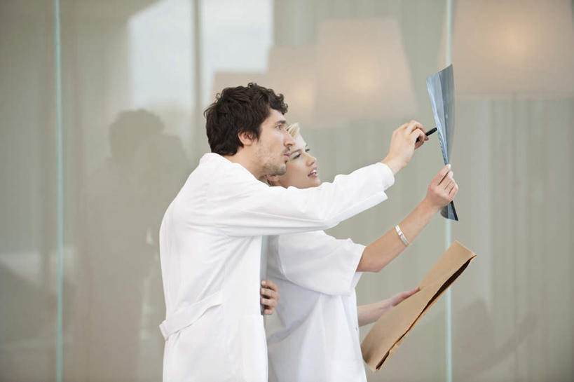 西方人,两个人,伙伴,朋友,医生,医院,站,举,横图,x光片,室内,白天,侧面,工作服,制服,友谊,合作,团队,欧洲,欧洲人,握,辐射,科学,医学,笔,材料,档案,文件,纸,办公用品,拿,拿着,注视,文具,手稿,学习用品,资料,观察,看,托,站着,医护人员,医疗人员,战略,握着,观看,文具用品,证明,察看,医疗,科学技术,x射线,白大褂,关注,文档,x光,医疗机构,联合,合谋,工作制服,配合,协作,男人,男性,年轻男性,年轻女性,女人,女性,白种人,大夫,举起,举手,举着,向上举,向上伸,向上托,站立,半身,彩图,工作套服,病院,诊所,电磁波,电磁辐射