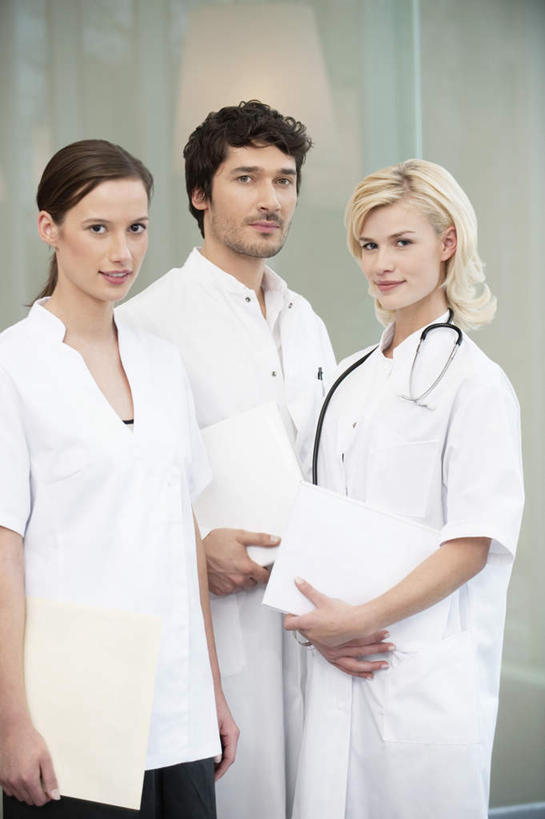 西方人,三个人,伙伴,朋友,医生,医院,站,笑,微笑,露齿笑,竖图,室内,白天,正面,工作服,制服,友谊,合作,团队,欧洲,欧洲人,握,材料,档案,文件,纸,拿,拿着,注视,手稿,听诊器,资料,观察,看,站着,医护人员,医疗人员,战略,握着,观看,证明,察看,医疗设备,白大褂,关注,文档,医疗器械,医疗工具,医疗机构,联合,合谋,工作制服,检测工具,配合,协作,男人,男性,年轻男性,年轻女性,女人,女性,白种人,大夫,站立,半身,彩图,工作套服,病院,诊所