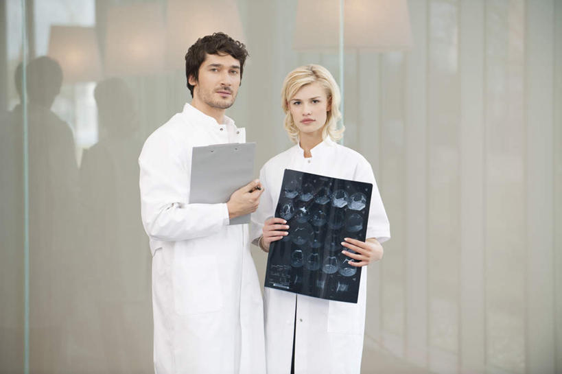 西方人,两个人,伙伴,朋友,医生,医院,站,横图,x光片,室内,白天,正面,工作服,制服,友谊,合作,团队,欧洲,欧洲人,握,辐射,科学,医学,笔,材料,档案,文件,纸,办公用品,拿,拿着,注视,文具,手稿,学习用品,资料,观察,看,站着,医护人员,医疗人员,战略,握着,观看,文具用品,证明,察看,医疗,科学技术,x射线,白大褂,关注,文档,x光,医疗机构,联合,合谋,工作制服,配合,协作,男人,男性,年轻男性,年轻女性,女人,女性,白种人,大夫,站立,半身,彩图,工作套服,病院,诊所,电磁波,电磁辐射