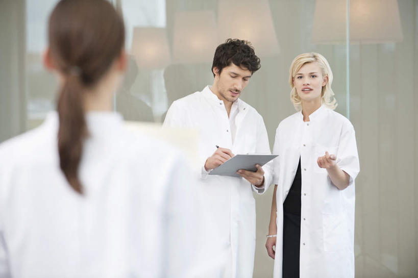 西方人,背部,三个人,伙伴,朋友,医生,医院,站,横图,室内,白天,正面,工作服,制服,友谊,合作,团队,欧洲,欧洲人,握,朦胧,模糊,笔,材料,档案,文件,纸,办公用品,拿,拿着,注视,水笔,文具,手稿,学习用品,资料,观察,看,站着,医护人员,医疗人员,战略,握着,观看,文具用品,证明,察看,书写,白大褂,关注,文档,医疗机构,联合,合谋,工作制服,配合,协作,男人,男性,年轻男性,年轻女性,女人,女性,白种人,大夫,站立,半身,彩图,工作套服,病院,诊所