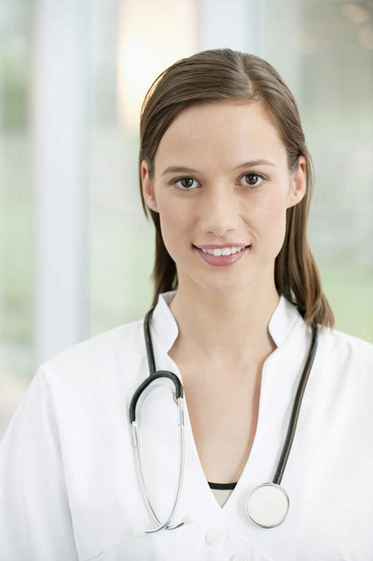 西方人,一个人,医生,医院,站,笑,微笑,露齿笑,竖图,室内,白天,正面,工作服,制服,欧洲,欧洲人,仅一个年轻女性,仅一个女性,仅一个人,朦胧,模糊,注视,听诊器,观察,看,站着,医护人员,医疗人员,观看,察看,医疗设备,白大褂,关注,医疗器械,医疗工具,医疗机构,工作制服,检测工具,年轻女性,女人,女性,白种人,大夫,站立,半身,彩图,工作套服,病院,诊所