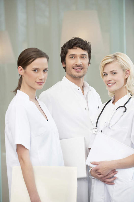 西方人,三个人,伙伴,朋友,医生,医院,站,笑,微笑,露齿笑,竖图,室内,白天,正面,工作服,制服,友谊,合作,团队,欧洲,欧洲人,握,材料,档案,文件,纸,拿,拿着,注视,手稿,听诊器,资料,观察,看,站着,医护人员,医疗人员,战略,握着,观看,证明,察看,医疗设备,白大褂,关注,文档,医疗器械,医疗工具,医疗机构,联合,合谋,工作制服,检测工具,配合,协作,男人,男性,年轻男性,年轻女性,女人,女性,白种人,大夫,站立,半身,彩图,工作套服,病院,诊所