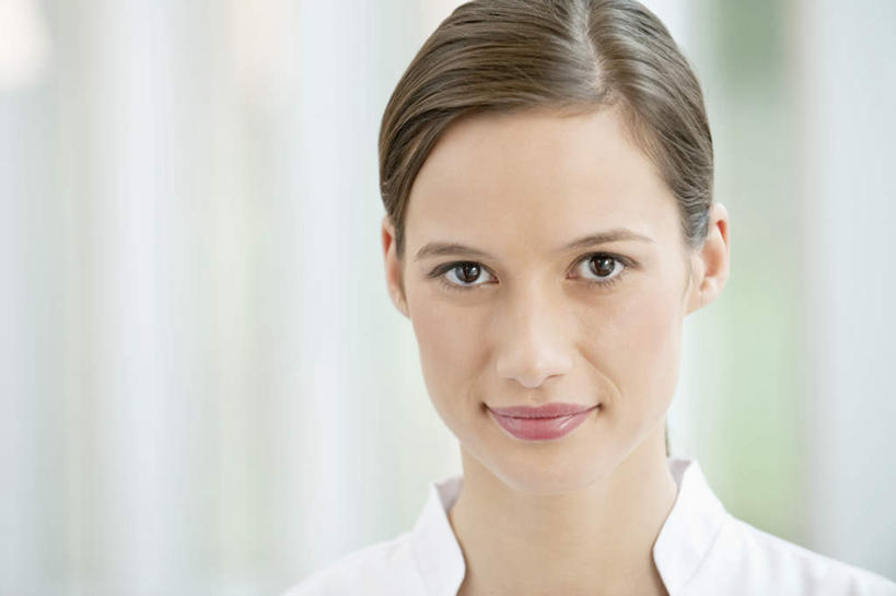 西方人,脸,头,脸颊,脖子,一个人,医生,医院,站,笑,微笑,横图,室内,特写,白天,正面,工作服,制服,欧洲,欧洲人,仅一个年轻女性,仅一个女性,仅一个人,朦胧,模糊,注视,肩膀,观察,看,站着,医护人员,医疗人员,观看,察看,白大褂,关注,医疗机构,工作制服,年轻女性,女人,女性,白种人,头部,脖,颈,颈部,脸部,脸蛋,面部,大夫,站立,半身,彩图,工作套服,病院,诊所