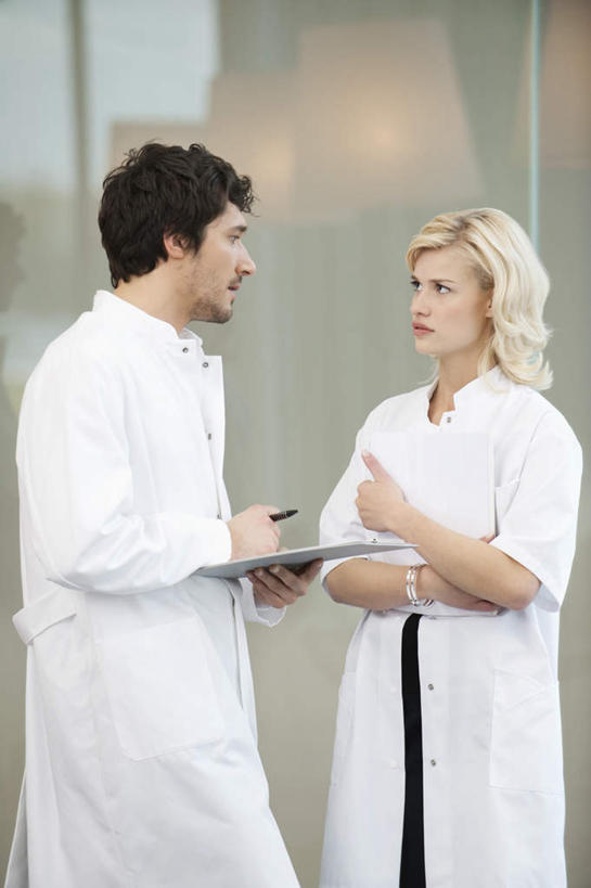 西方人,两个人,伙伴,朋友,医生,医院,站,说,竖图,室内,白天,侧面,工作服,制服,讨论,友谊,合作,团队,欧洲,欧洲人,握,笔,材料,档案,文件,纸,办公用品,拿,拿着,注视,文具,手稿,学习用品,资料,观察,看,站着,医护人员,医疗人员,战略,握着,观看,文具用品,证明,察看,书写,白大褂,关注,文档,医疗机构,联合,合谋,工作制服,交流,配合,协作,男人,男性,年轻男性,年轻女性,女人,女性,白种人,大夫,沟通,讲话,交谈,商讨,说话,谈话,站立,半身,彩图,工作套服,病院,诊所