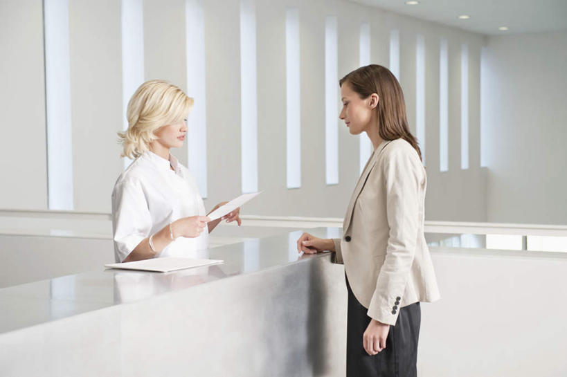 西方人,两个人,护士,医院,站,横图,室内,白天,侧面,工作服,制服,信用卡,桌面,桌子,欧洲,欧洲人,握,木制,材料,档案,文件,纸,拿,拿着,注视,相视,木制品,手稿,资料,观察,看,站着,面对面,卡,握着,储蓄卡,观看,对视,证明,察看,互视,白衣天使,关注,文档,相对,医疗机构,相看,工作制服,银行卡,年轻女性,女人,女性,白种人,站立,半身,彩图,工作套服,病院,诊所