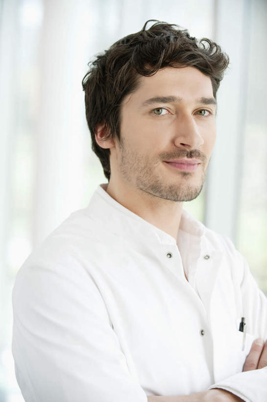 西方人,脸,头,脸颊,脖子,一个人,医生,医院,站,笑,双手交叉,微笑,竖图,室内,特写,白天,正面,工作服,制服,欧洲,欧洲人,仅一个男性,仅一个人,仅一个中年男性,朦胧,模糊,注视,肩膀,观察,看,站着,医护人员,医疗人员,观看,察看,双手抱胸,白大褂,关注,医疗机构,工作制服,男人,男性,中年男性,白种人,头部,脖,颈,颈部,脸部,脸蛋,面部,大夫,站立,半身,彩图,工作套服,病院,诊所