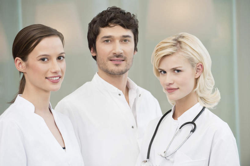 西方人,三个人,伙伴,朋友,医生,医院,站,笑,微笑,露齿笑,横图,室内,白天,正面,工作服,制服,友谊,合作,团队,欧洲,欧洲人,握,材料,档案,文件,纸,拿,拿着,注视,手稿,听诊器,资料,观察,看,站着,医护人员,医疗人员,战略,握着,观看,证明,察看,医疗设备,白大褂,关注,文档,医疗器械,医疗工具,医疗机构,联合,合谋,工作制服,检测工具,配合,协作,男人,男性,年轻男性,年轻女性,女人,女性,白种人,大夫,站立,半身,彩图,工作套服,病院,诊所