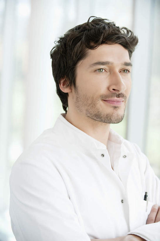 西方人,脸,头,脸颊,脖子,一个人,医生,医院,站,笑,双手交叉,微笑,竖图,室内,特写,白天,正面,工作服,制服,欧洲,欧洲人,仅一个男性,仅一个人,仅一个中年男性,朦胧,模糊,注视,肩膀,观察,看,站着,医护人员,医疗人员,观看,察看,双手抱胸,白大褂,关注,医疗机构,工作制服,男人,男性,中年男性,白种人,头部,脖,颈,颈部,脸部,脸蛋,面部,大夫,站立,半身,彩图,工作套服,病院,诊所