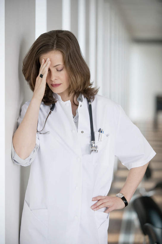 西方人,一个人,医生,医院,站,闭眼,摸,竖图,室内,白天,正面,工作服,制服,爱情,欧洲,欧洲人,仅一个女性,仅一个人,抚摸,朦胧,模糊,时间,时钟,手表,墙,浪漫,计时,墙壁,墙面,装饰品,戒指,饰品,首饰,听诊器,钟表,站着,仅一个中年女性,医护人员,医疗人员,疲倦,表,恩爱,腕表,信物,医疗设备,疲劳,疲惫,权利,白大褂,医疗器械,困乏,医疗工具,医疗机构,疲乏,手饰,委顿,疲困,疲顿,疲钝,倦怠,怠倦,工作制服,检测工具,女人,女性,中年女性,白种人,大夫,钟,闭眼睛,闭着眼,闭着眼睛,触摸,接触,站立,半身,彩图,工作套服,病院,诊所