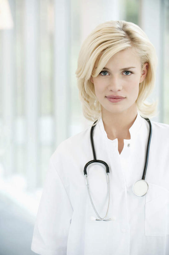 西方人,脸,头,脸颊,一个人,医生,医院,站,竖图,室内,特写,白天,正面,工作服,制服,窗户,欧洲,欧洲人,仅一个年轻女性,仅一个女性,仅一个人,朦胧,模糊,注视,玻璃窗,听诊器,观察,看,站着,医护人员,医疗人员,观看,察看,医疗设备,白大褂,关注,医疗器械,医疗工具,医疗机构,工作制服,检测工具,年轻女性,女人,女性,白种人,头部,脸部,脸蛋,面部,大夫,站立,半身,彩图,工作套服,病院,诊所