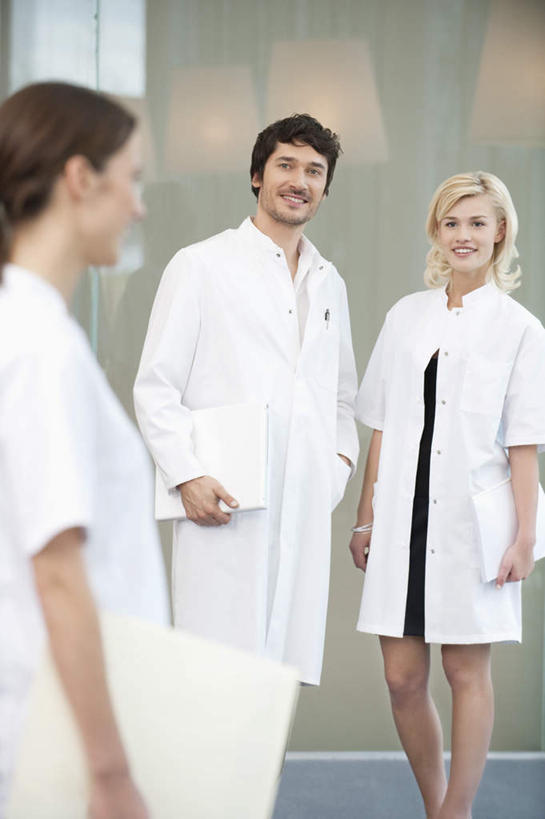 西方人,三个人,伙伴,朋友,医生,医院,站,笑,微笑,露齿笑,竖图,室内,白天,正面,工作服,制服,友谊,合作,团队,欧洲,欧洲人,握,材料,档案,文件,纸,拿,拿着,注视,手稿,资料,观察,看,站着,医护人员,医疗人员,战略,握着,观看,证明,察看,白大褂,关注,文档,医疗机构,联合,合谋,工作制服,配合,协作,男人,男性,年轻男性,年轻女性,女人,女性,白种人,大夫,站立,半身,彩图,工作套服,病院,诊所