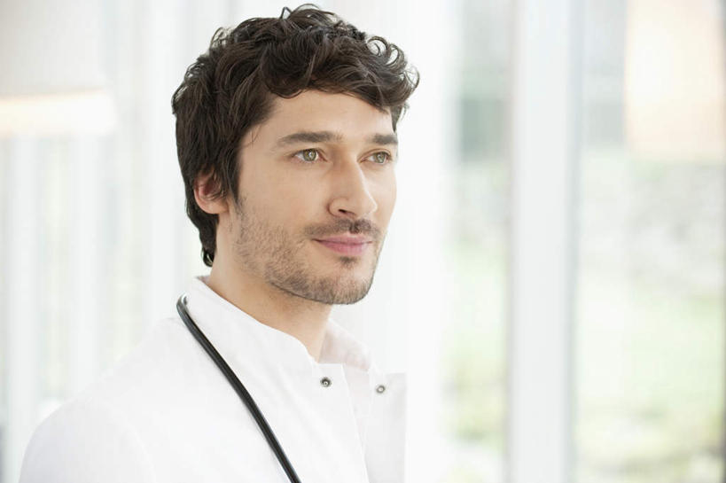 西方人,脸,头,脸颊,脖子,一个人,医生,医院,站,横图,室内,特写,白天,正面,工作服,制服,欧洲,欧洲人,仅一个男性,仅一个人,仅一个中年男性,朦胧,模糊,注视,肩膀,观察,看,站着,医护人员,医疗人员,观看,察看,白大褂,关注,医疗机构,工作制服,男人,男性,中年男性,白种人,头部,脖,颈,颈部,脸部,脸蛋,面部,大夫,站立,半身,彩图,工作套服,病院,诊所