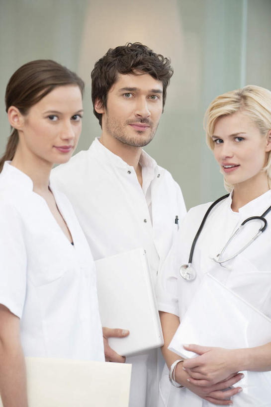 西方人,三个人,伙伴,朋友,医生,医院,站,笑,微笑,露齿笑,竖图,室内,白天,正面,工作服,制服,友谊,合作,团队,欧洲,欧洲人,握,材料,档案,文件,纸,拿,拿着,注视,手稿,听诊器,资料,观察,看,站着,医护人员,医疗人员,战略,握着,观看,证明,察看,医疗设备,白大褂,关注,文档,医疗器械,医疗工具,医疗机构,联合,合谋,工作制服,检测工具,配合,协作,男人,男性,年轻男性,年轻女性,女人,女性,白种人,大夫,站立,半身,彩图,工作套服,病院,诊所