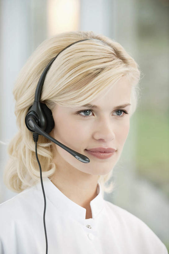 西方人,脸,头,脸颊,脖子,一个人,医生,医院,站,笑,微笑,露齿笑,竖图,室内,特写,白天,正面,工作服,制服,通讯,客服,欧洲,欧洲人,仅一个年轻女性,仅一个女性,仅一个人,朦胧,模糊,信息,话务员,注视,肩膀,耳机,耳麦,话筒,观察,看,站着,医护人员,医疗人员,服务,通信,观看,协调,察看,麦克风,头戴式耳麦,白大褂,关注,销售,客服人员,电话销售,医疗机构,工作制服,接待员,年轻女性,女人,女性,白种人,头部,脖,颈,颈部,脸部,脸蛋,面部,大夫,接线员,站立,半身,彩图,工作套服,病院,诊所,头戴式耳机