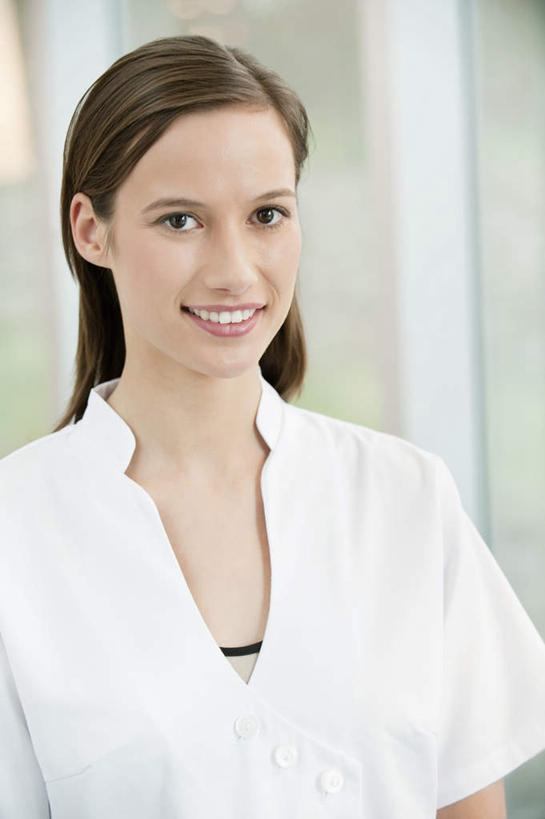 西方人,脸,头,脸颊,脖子,一个人,医生,医院,站,笑,微笑,露齿笑,竖图,室内,特写,白天,正面,工作服,制服,欧洲,欧洲人,仅一个年轻女性,仅一个女性,仅一个人,朦胧,模糊,注视,肩膀,观察,看,站着,医护人员,医疗人员,观看,察看,白大褂,关注,医疗机构,工作制服,年轻女性,女人,女性,白种人,头部,脖,颈,颈部,脸部,脸蛋,面部,大夫,站立,半身,彩图,工作套服,病院,诊所