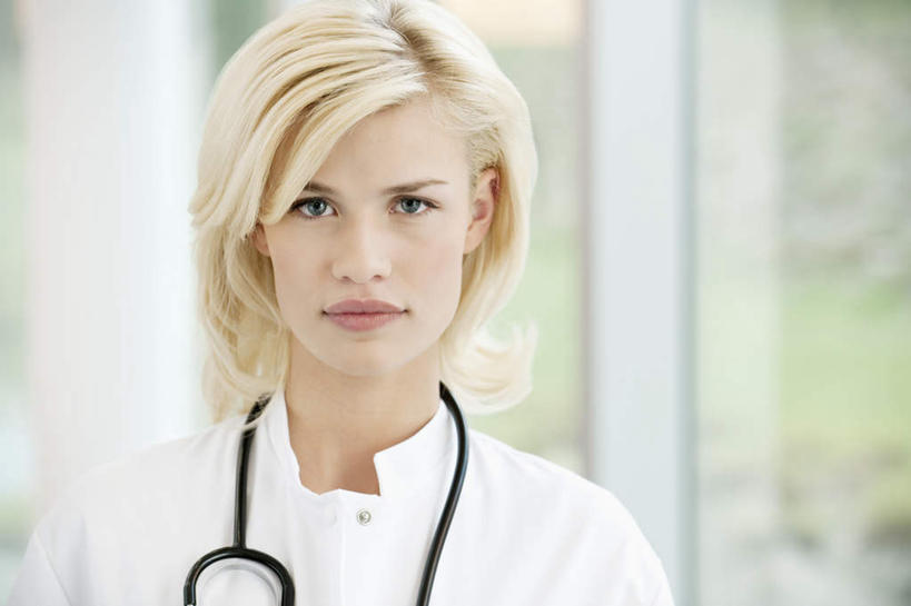 西方人,脸,头,脸颊,一个人,医生,医院,站,横图,室内,特写,白天,正面,工作服,制服,窗户,欧洲,欧洲人,仅一个年轻女性,仅一个女性,仅一个人,朦胧,模糊,注视,玻璃窗,听诊器,观察,看,站着,医护人员,医疗人员,观看,察看,医疗设备,白大褂,关注,医疗器械,医疗工具,医疗机构,工作制服,检测工具,年轻女性,女人,女性,白种人,头部,脸部,脸蛋,面部,大夫,站立,半身,彩图,工作套服,病院,诊所