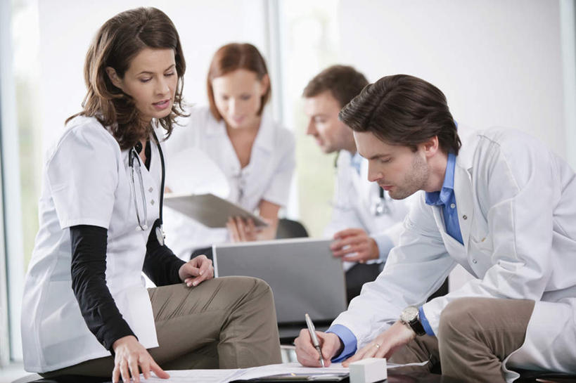 西方人,四个人,伙伴,朋友,医生,医院,坐,横图,室内,白天,正面,工作服,制服,友谊,合作,团队,电脑,笔记本电脑,桌面,桌子,欧洲,欧洲人,握,朦胧,模糊,网络,木制,笔,材料,档案,文件,纸,办公用品,拿,拿着,注视,通讯设备,水笔,文具,木制品,手稿,听诊器,学习用品,资料,观察,看,医护人员,医疗人员,战略,握着,观看,文具用品,证明,察看,医疗设备,无线,书写,白大褂,关注,文档,医疗器械,通信设备,无线网络,医疗工具,无线上网,便携式电脑,医疗机构,联合,合谋,工作制服,检测工具,配合,协作,手提电脑,男人,男性,年轻男性,年轻女性,女人,女性,白种人,大夫,坐着,半身,彩图,工作套服,病院,诊所