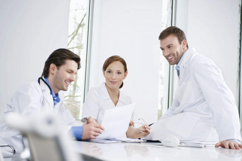 西方人,三个人,伙伴,朋友,医生,医院,坐,笑,微笑,露齿笑,横图,室内,白天,正面,工作服,制服,友谊,合作,团队,窗户,桌面,桌子,欧洲,欧洲人,握,木制,笔,材料,档案,文件,纸,办公用品,拿,拿着,注视,水笔,玻璃窗,文具,木制品,手稿,学习用品,资料,观察,看,医护人员,医疗人员,战略,握着,观看,文具用品,证明,察看,白大褂,关注,文档,医疗机构,联合,合谋,工作制服,配合,协作,男人,男性,年轻男性,年轻女性,女人,女性,白种人,大夫,坐着,半身,彩图,工作套服,病院,诊所