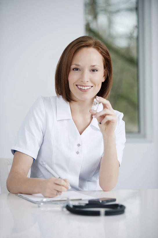 西方人,一个人,医生,医院,坐,笑,微笑,露齿笑,竖图,室内,白天,正面,工作服,制服,安全,窗户,桌面,桌子,欧洲,欧洲人,仅一个年轻女性,仅一个女性,仅一个人,握,木制,笔,材料,档案,文件,药剂,药丸,纸,墙,办公用品,防护,拿,拿着,注视,药片,水笔,玻璃窗,墙壁,墙面,文具,木制品,手稿,听诊器,学习用品,资料,药品,观察,看,医护人员,医疗人员,治疗,握着,观看,保护,文具用品,药物,证明,察看,医疗,医疗设备,白大褂,关注,文档,医疗器械,保险,预防,医疗工具,医疗机构,工作制服,检测工具,平安,年轻女性,女人,女性,白种人,大夫,坐着,半身,彩图,工作套服,病院,诊所