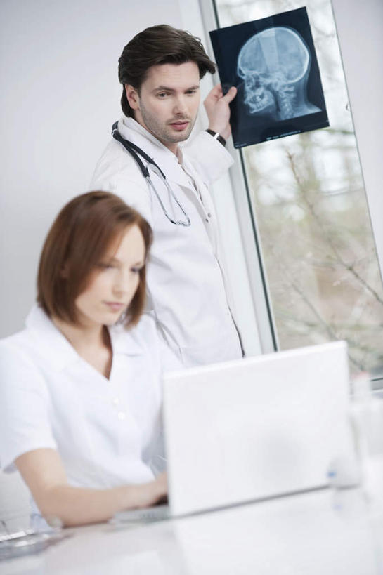 西方人,两个人,伙伴,朋友,医生,医院,站,坐,竖图,x光片,室内,白天,正面,工作服,制服,友谊,合作,团队,电脑,笔记本电脑,窗户,桌面,桌子,欧洲,欧洲人,敲打,辐射,科学,网络,医学,木制,墙,注视,输入,通讯设备,玻璃窗,墙壁,墙面,木制品,听诊器,打字,观察,看,站着,医护人员,医疗人员,战略,观看,点击,敲击,察看,医疗,医疗设备,无线,科学技术,x射线,白大褂,关注,医疗器械,通信设备,无线网络,x光,医疗工具,无线上网,便携式电脑,医疗机构,联合,合谋,工作制服,检测工具,配合,协作,按键,手提电脑,男人,男性,年轻男性,年轻女性,女人,女性,白种人,大夫,站立,坐着,半身,彩图,工作套服,病院,诊所,电磁波,电磁辐射