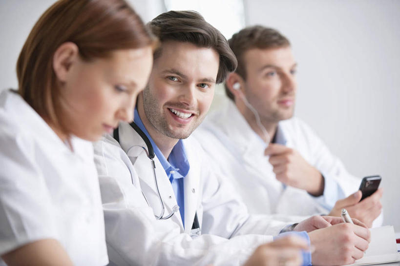 西方人,三个人,伙伴,朋友,医生,医院,坐,笑,打电话,微笑,露齿笑,横图,室内,白天,侧面,工作服,制服,友谊,合作,团队,桌面,桌子,电话,手机,欧洲,欧洲人,握,木制,笔,办公用品,拿,拿着,注视,通讯设备,水笔,文具,木制品,听诊器,学习用品,观察,看,医护人员,医疗人员,战略,握着,观看,文具用品,察看,医疗设备,书写,白大褂,关注,医疗器械,医疗工具,医疗机构,联合,合谋,工作制服,检测工具,交流,配合,协作,男人,男性,年轻男性,年轻女性,女人,女性,白种人,大夫,沟通,通话,坐着,半身,彩图,工作套服,病院,诊所