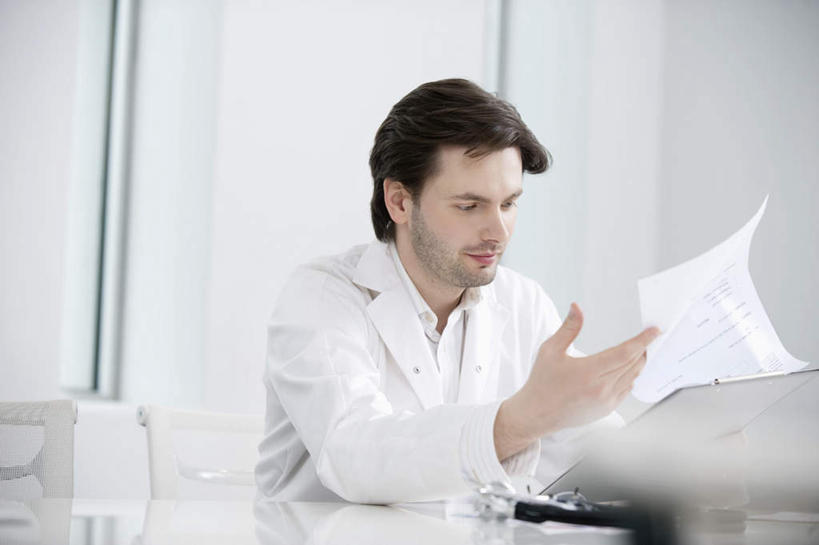 西方人,一个人,医生,医院,坐,横图,室内,白天,正面,工作服,制服,桌面,桌子,欧洲,欧洲人,仅一个男性,仅一个人,仅一个中年男性,握,朦胧,模糊,木制,材料,档案,文件,纸,拿,拿着,注视,木制品,手稿,资料,观察,看,医护人员,医疗人员,握着,观看,证明,察看,白大褂,关注,文档,医疗机构,工作制服,男人,男性,中年男性,白种人,大夫,坐着,半身,彩图,工作套服,病院,诊所