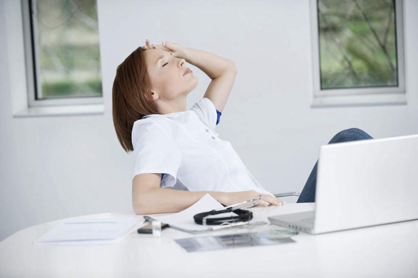 西方人,一个人,医生,医院,坐,闭眼,横图,室内,白天,侧面,工作服,制服,电脑,笔记本电脑,植物,窗户,桌面,桌子,欧洲,欧洲人,仅一个年轻女性,仅一个女性,仅一个人,网络,木制,材料,档案,文件,纸,墙,通讯设备,玻璃窗,墙壁,墙面,树,树木,绿色,自然,木制品,手稿,听诊器,资料,医护人员,医疗人员,疲倦,生长,成长,证明,医疗设备,疲劳,无线,疲惫,白大褂,文档,医疗器械,通信设备,无线网络,困乏,医疗工具,无线上网,便携式电脑,医疗机构,疲乏,委顿,疲困,疲顿,疲钝,倦怠,怠倦,工作制服,检测工具,手提电脑,年轻女性,女人,女性,白种人,大夫,闭眼睛,闭着眼,闭着眼睛,坐着,半身,彩图,工作套服,病院,诊所