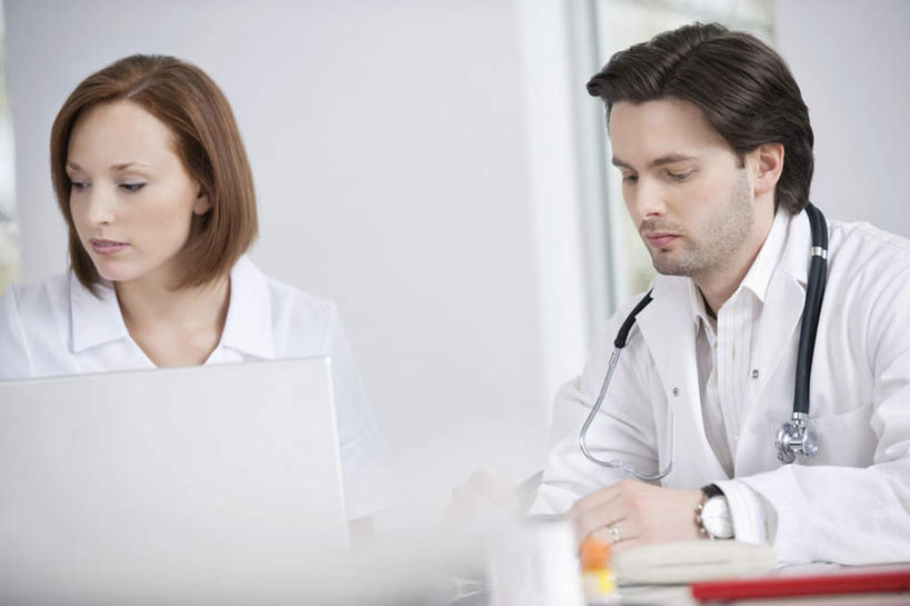 西方人,两个人,伙伴,朋友,医生,办公室,医院,坐,横图,室内,白天,正面,工作服,制服,友谊,合作,团队,电脑,笔记本电脑,家具,桌子,欧洲,欧洲人,服装,朦胧,模糊,时间,网络,时钟,手表,办公桌,计时,注视,通讯设备,衣服,听诊器,钟表,观察,看,医护人员,医疗人员,表,战略,服饰,观看,腕表,察看,医疗设备,无线,衣着,穿着,关注,医疗器械,通信设备,无线网络,医疗工具,无线上网,便携式电脑,医疗机构,办公家具,联合,合谋,工作制服,衣饰,检测工具,配合,协作,手提电脑,男人,男性,年轻男性,年轻女性,女人,女性,白种人,大夫,钟,坐着,半身,彩图,工作套服,病院,诊所