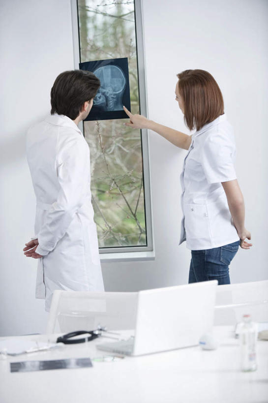 西方人,两个人,伙伴,朋友,医生,医院,站,竖图,x光片,室内,白天,侧面,工作服,制服,友谊,合作,团队,电脑,笔记本电脑,窗户,欧洲,欧洲人,指,服装,辐射,科学,网络,医学,墙,注视,方向,通讯设备,玻璃窗,墙壁,墙面,衣服,听诊器,观察,看,手势,站着,医护人员,医疗人员,战略,服饰,观看,察看,医疗,医疗设备,无线,科学技术,x射线,指向,衣着,食指,穿着,关注,医疗器械,通信设备,无线网络,x光,医疗工具,无线上网,便携式电脑,医疗机构,联合,合谋,工作制服,衣饰,检测工具,配合,协作,手提电脑,男人,男性,年轻男性,年轻女性,女人,女性,白种人,大夫,站立,半身,彩图,工作套服,病院,诊所,电磁波,电磁辐射