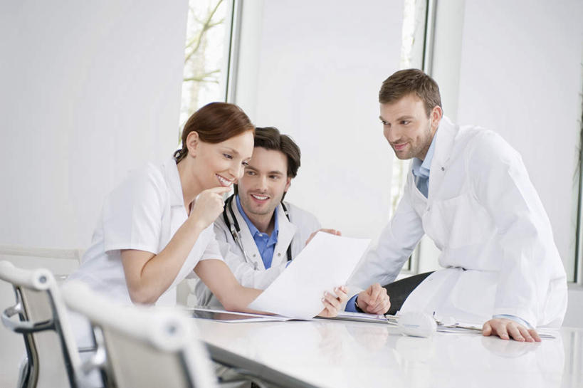 西方人,三个人,伙伴,朋友,医生,办公室,医院,坐,笑,说,微笑,露齿笑,横图,室内,白天,正面,工作服,制服,讨论,友谊,合作,团队,窗户,家具,桌子,欧洲,欧洲人,握,服装,材料,档案,文件,纸,办公桌,墙,拿,拿着,注视,玻璃窗,墙壁,墙面,衣服,手稿,听诊器,资料,观察,看,医护人员,医疗人员,战略,握着,服饰,观看,证明,察看,医疗设备,衣着,穿着,关注,文档,医疗器械,医疗工具,医疗机构,办公家具,联合,合谋,工作制服,衣饰,检测工具,交流,配合,协作,男人,男性,年轻男性,年轻女性,女人,女性,白种人,大夫,沟通,讲话,交谈,商讨,说话,谈话,坐着,半身,彩图,工作套服,病院,诊所