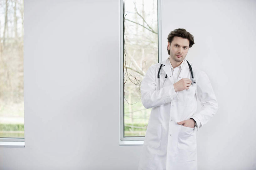 西方人,一个人,医生,医院,站,横图,室内,白天,正面,工作服,制服,窗户,欧洲,欧洲人,仅一个男性,仅一个人,仅一个中年男性,服装,墙,注视,玻璃窗,墙壁,墙面,衣服,听诊器,观察,看,站着,医护人员,医疗人员,服饰,观看,察看,医疗设备,衣着,穿着,关注,医疗器械,手插袋,单手插袋,医疗工具,医疗机构,单手抄兜,单手放兜,工作制服,衣饰,检测工具,男人,男性,中年男性,白种人,大夫,插兜,手插兜,手放口袋,站立,半身,彩图,工作套服,病院,诊所,手抄兜