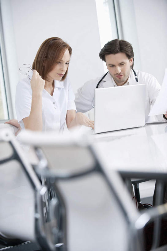 西方人,两个人,伙伴,朋友,医生,办公室,医院,坐,竖图,室内,白天,正面,工作服,制服,友谊,合作,团队,电脑,笔记本电脑,窗户,家具,桌子,欧洲,欧洲人,服装,网络,办公桌,墙,注视,通讯设备,玻璃窗,墙壁,墙面,衣服,听诊器,观察,看,医护人员,医疗人员,战略,服饰,观看,察看,医疗设备,无线,衣着,穿着,关注,医疗器械,通信设备,无线网络,医疗工具,无线上网,便携式电脑,医疗机构,办公家具,联合,合谋,工作制服,衣饰,检测工具,配合,协作,手提电脑,男人,男性,年轻男性,年轻女性,女人,女性,白种人,大夫,坐着,半身,彩图,工作套服,病院,诊所