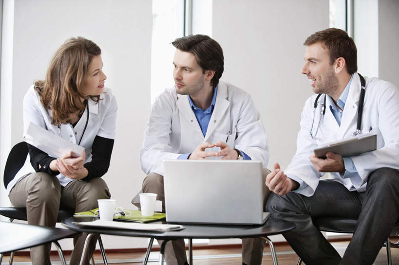 西方人,三个人,伙伴,朋友,医生,办公室,医院,坐,说,横图,室内,白天,正面,工作服,制服,讨论,友谊,合作,团队,电脑,笔记本电脑,窗户,家具,桌子,杯子,欧洲,欧洲人,握,服装,网络,材料,档案,文件,纸,办公桌,墙,拿,拿着,注视,通讯设备,玻璃窗,墙壁,墙面,衣服,手稿,听诊器,纸制品,资料,观察,看,医护人员,医疗人员,战略,握着,服饰,观看,纸杯,证明,察看,医疗设备,无线,衣着,穿着,关注,一次性杯子,文档,医疗器械,通信设备,无线网络,医疗工具,无线上网,便携式电脑,医疗机构,办公家具,联合,合谋,工作制服,衣饰,检测工具,交流,配合,协作,手提电脑,男人,男性,年轻男性,年轻女性,女人,女性,白种人,大夫,沟通,讲话,交谈,商讨,说话,谈话,坐着,半身,彩图,工作套服,病院,诊所