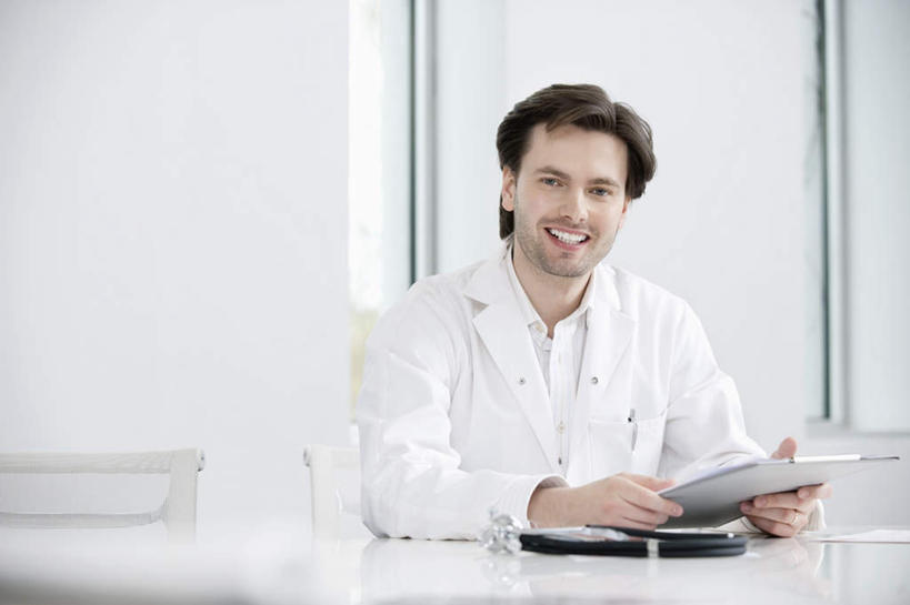 西方人,一个人,医生,办公室,医院,坐,笑,微笑,露齿笑,横图,室内,白天,正面,工作服,制服,窗户,家具,桌子,欧洲,欧洲人,仅一个男性,仅一个人,仅一个中年男性,握,服装,材料,档案,文件,纸,办公桌,墙,拿,拿着,注视,玻璃窗,墙壁,墙面,衣服,手稿,听诊器,资料,观察,看,医护人员,医疗人员,握着,服饰,观看,证明,察看,医疗设备,衣着,穿着,关注,文档,医疗器械,医疗工具,医疗机构,办公家具,工作制服,衣饰,检测工具,男人,男性,中年男性,白种人,大夫,坐着,半身,彩图,工作套服,病院,诊所