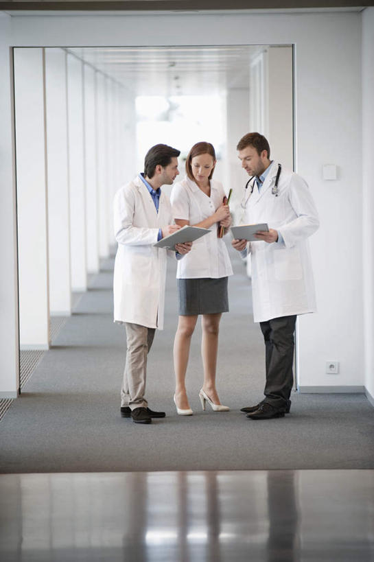 西方人,三个人,伙伴,朋友,医生,医院,站,竖图,室内,白天,正面,工作服,制服,友谊,合作,团队,欧洲,欧洲人,握,服装,材料,档案,文件,纸,墙,走道,走廊,过道,拿,拿着,注视,墙壁,墙面,衣服,手稿,资料,观察,看,站着,医护人员,医疗人员,战略,握着,服饰,观看,证明,察看,衣着,穿着,关注,文档,医疗机构,联合,合谋,工作制服,衣饰,配合,协作,男人,男性,年轻男性,年轻女性,女人,女性,白种人,大夫,站立,彩图,全身,工作套服,病院,诊所