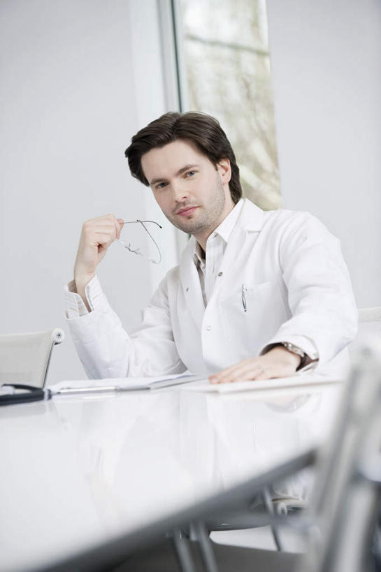 西方人,一个人,医生,办公室,医院,坐,竖图,室内,白天,正面,工作服,制服,窗户,家具,桌子,欧洲,欧洲人,仅一个男性,仅一个人,仅一个中年男性,握,服装,材料,档案,文件,眼镜,纸,办公桌,墙,拿,拿着,注视,玻璃窗,墙壁,墙面,衣服,手稿,听诊器,资料,观察,看,医护人员,医疗人员,握着,服饰,观看,证明,察看,医疗设备,衣着,穿着,关注,文档,医疗器械,医疗工具,近视眼镜,医疗机构,办公家具,工作制服,衣饰,检测工具,男人,男性,中年男性,白种人,大夫,坐着,半身,彩图,工作套服,病院,诊所