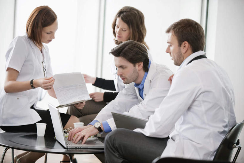 西方人,四个人,伙伴,朋友,医生,办公室,坐,说,横图,室内,白天,侧面,工作服,制服,讨论,友谊,合作,团队,电脑,笔记本电脑,窗户,家具,桌子,欧洲,欧洲人,握,服装,网络,办公桌,墙,拿,拿着,注视,通讯设备,玻璃窗,墙壁,墙面,衣服,观察,看,医护人员,医疗人员,战略,握着,服饰,观看,察看,无线,衣着,穿着,关注,通信设备,无线网络,无线上网,便携式电脑,办公家具,联合,合谋,工作制服,衣饰,交流,配合,协作,手提电脑,男人,男性,年轻男性,年轻女性,女人,女性,白种人,大夫,沟通,讲话,交谈,商讨,说话,谈话,坐着,半身,彩图,工作套服