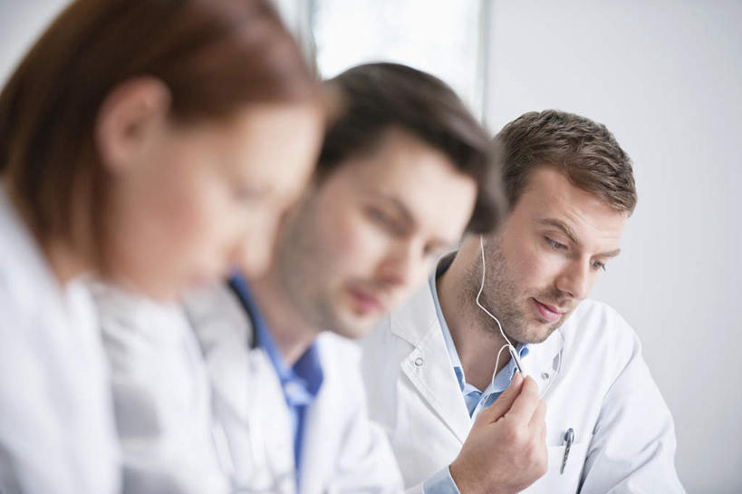 西方人,三个人,伙伴,朋友,医生,医院,坐,横图,室内,白天,侧面,工作服,制服,友谊,合作,团队,欧洲,欧洲人,握,服装,朦胧,模糊,眼镜,墙,拿,拿着,注视,墙壁,墙面,衣服,观察,看,医护人员,医疗人员,战略,握着,服饰,观看,察看,衣着,穿着,关注,近视眼镜,医疗机构,联合,合谋,工作制服,衣饰,配合,协作,男人,男性,年轻男性,年轻女性,女人,女性,白种人,大夫,坐着,半身,彩图,工作套服,病院,诊所