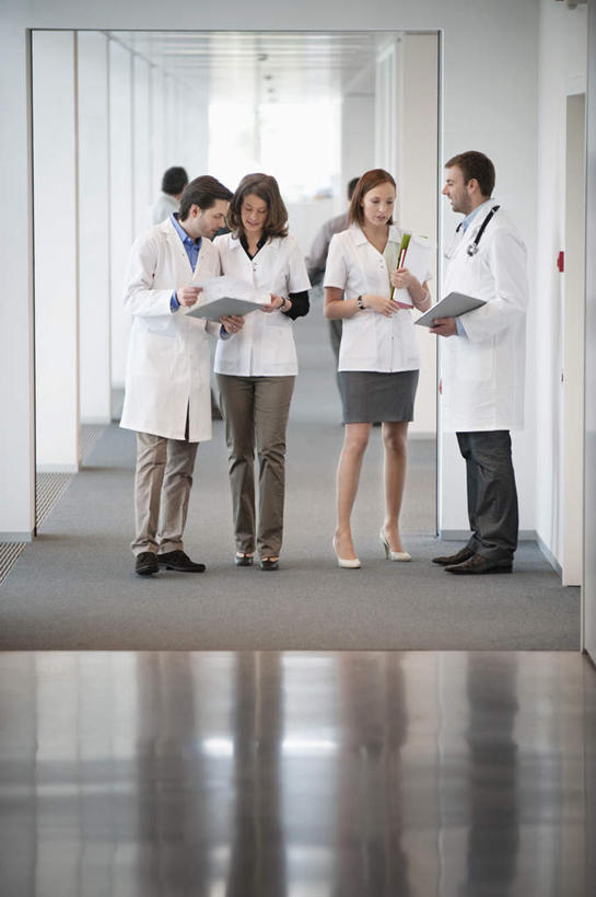 西方人,四个人,伙伴,朋友,医生,医院,站,说,竖图,室内,白天,正面,工作服,制服,讨论,友谊,合作,团队,欧洲,欧洲人,握,服装,材料,档案,文件,纸,墙,走道,走廊,过道,拿,拿着,注视,墙壁,墙面,衣服,手稿,资料,观察,看,站着,医护人员,医疗人员,战略,握着,服饰,观看,证明,察看,衣着,穿着,关注,文档,医疗机构,联合,合谋,工作制服,衣饰,交流,配合,协作,男人,男性,年轻男性,年轻女性,女人,女性,白种人,大夫,沟通,讲话,交谈,商讨,说话,谈话,站立,彩图,全身,工作套服,病院,诊所