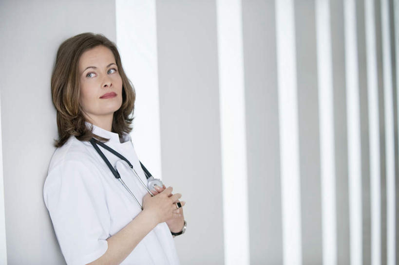 西方人,一个人,医生,医院,站,横图,室内,白天,侧面,工作服,制服,欧洲,欧洲人,仅一个女性,仅一个人,服装,墙,走道,走廊,过道,扭头,注视,墙壁,墙面,衣服,听诊器,观察,看,靠,靠着,倚靠,站着,转头,仅一个中年女性,医护人员,医疗人员,服饰,观看,察看,医疗设备,倚着,衣着,穿着,关注,医疗器械,医疗工具,医疗机构,工作制服,衣饰,检测工具,女人,女性,中年女性,白种人,大夫,站立,半身,彩图,工作套服,病院,诊所