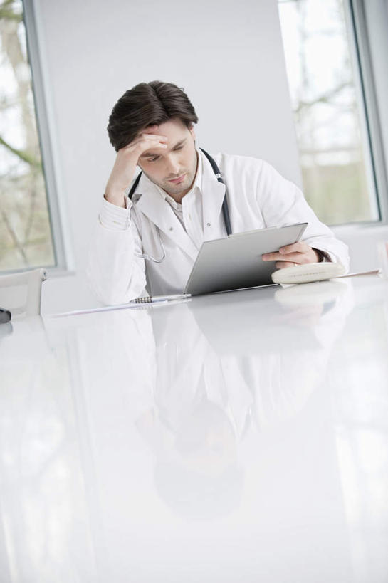 西方人,一个人,医生,办公室,医院,坐,竖图,室内,白天,正面,工作服,制服,窗户,家具,桌子,欧洲,欧洲人,仅一个男性,仅一个人,仅一个中年男性,撑,握,服装,材料,档案,文件,纸,办公桌,墙,拿,拿着,注视,玻璃窗,墙壁,墙面,衣服,手稿,听诊器,资料,观察,看,医护人员,医疗人员,握着,服饰,观看,证明,察看,医疗设备,撑着,衣着,穿着,关注,文档,医疗器械,医疗工具,医疗机构,办公家具,工作制服,衣饰,检测工具,男人,男性,中年男性,白种人,大夫,坐着,半身,彩图,工作套服,病院,诊所