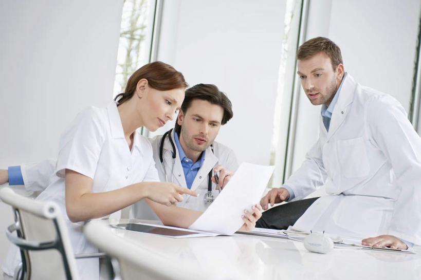 西方人,三个人,伙伴,朋友,医生,办公室,医院,坐,说,横图,室内,白天,正面,工作服,制服,讨论,友谊,合作,团队,窗户,家具,桌子,欧洲,欧洲人,服装,材料,档案,文件,纸,办公桌,墙,注视,玻璃窗,墙壁,墙面,衣服,手稿,资料,观察,看,医护人员,医疗人员,战略,服饰,观看,证明,察看,衣着,穿着,关注,文档,医疗机构,办公家具,联合,合谋,工作制服,衣饰,交流,配合,协作,男人,男性,年轻男性,年轻女性,女人,女性,白种人,大夫,沟通,讲话,交谈,商讨,说话,谈话,坐着,半身,彩图,工作套服,病院,诊所