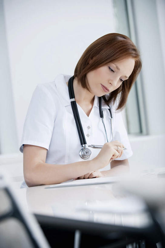 西方人,一个人,医生,办公室,医院,坐,竖图,室内,白天,正面,工作服,制服,窗户,家具,桌子,欧洲,欧洲人,仅一个年轻女性,仅一个女性,仅一个人,握,服装,朦胧,模糊,笔,办公桌,墙,办公用品,拿,拿着,注视,水笔,玻璃窗,墙壁,墙面,文具,衣服,听诊器,学习用品,观察,看,医护人员,医疗人员,握着,服饰,观看,文具用品,察看,医疗设备,衣着,穿着,关注,医疗器械,医疗工具,医疗机构,办公家具,工作制服,衣饰,检测工具,年轻女性,女人,女性,白种人,大夫,坐着,半身,彩图,工作套服,病院,诊所