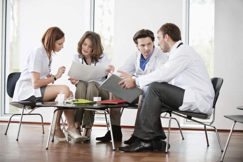 西方人,四个人,伙伴,朋友,医生,办公室,医院,坐,说,横图,室内,白天,正面,工作服,制服,讨论,友谊,合作,团队,窗户,家具,桌子,杯子,椅子,欧洲,欧洲人,握,服装,材料,档案,文件,纸,办公桌,墙,拿,拿着,注视,玻璃窗,墙壁,墙面,衣服,会议椅,手稿,纸制品,资料,观察,看,医护人员,医疗人员,战略,握着,服饰,观看,纸杯,办公椅,证明,察看,衣着,穿着,关注,一次性杯子,文档,医疗机构,办公家具,联合,合谋,商务椅,培训椅,工作制服,衣饰,交流,配合,协作,男人,男性,年轻男性,年轻女性,女人,女性,白种人,大夫,沟通,讲话,交谈,商讨,说话,谈话,坐着,彩图,全身,工作套服,病院,诊所