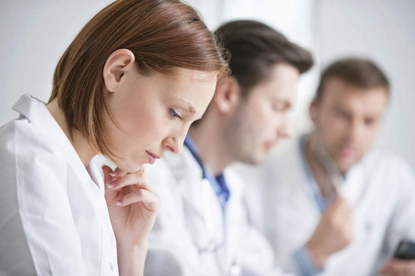 西方人,三个人,伙伴,朋友,医生,医院,坐,横图,室内,白天,侧面,工作服,制服,友谊,合作,团队,欧洲,欧洲人,握,服装,朦胧,模糊,眼镜,墙,拿,拿着,注视,墙壁,墙面,衣服,观察,看,医护人员,医疗人员,战略,握着,服饰,观看,察看,衣着,穿着,关注,近视眼镜,医疗机构,联合,合谋,工作制服,衣饰,配合,协作,男人,男性,年轻男性,年轻女性,女人,女性,白种人,大夫,坐着,半身,彩图,工作套服,病院,诊所