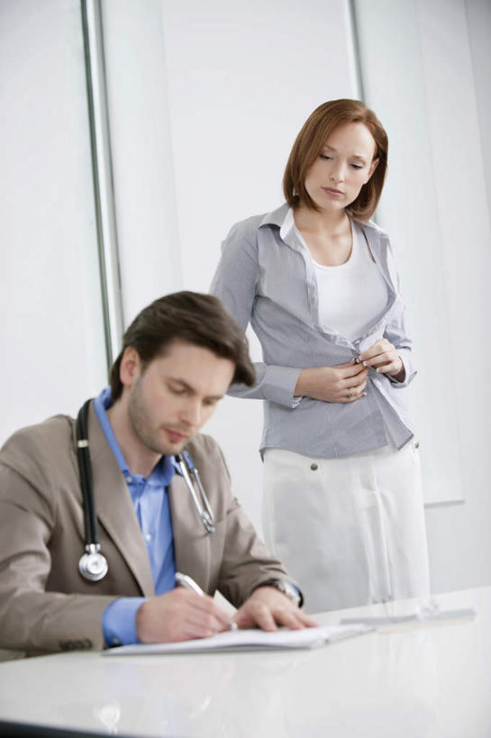 西方人,两个人,伙伴,朋友,医生,办公室,医院,站,坐,竖图,室内,白天,正面,工作服,制服,友谊,合作,团队,家具,桌子,欧洲,欧洲人,握,服装,笔,材料,档案,文件,纸,办公桌,墙,办公用品,拿,拿着,注视,水笔,墙壁,墙面,文具,衣服,手稿,听诊器,学习用品,资料,观察,看,站着,医护人员,医疗人员,战略,握着,服饰,观看,文具用品,证明,察看,医疗设备,衣着,穿着,关注,文档,医疗器械,医疗工具,医疗机构,办公家具,联合,合谋,工作制服,衣饰,检测工具,配合,协作,男人,男性,年轻男性,年轻女性,女人,女性,白种人,大夫,站立,坐着,半身,彩图,工作套服,病院,诊所