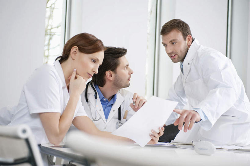 西方人,三个人,伙伴,朋友,医生,办公室,医院,坐,说,横图,室内,白天,正面,工作服,制服,讨论,友谊,合作,团队,窗户,家具,桌子,欧洲,欧洲人,服装,材料,档案,文件,纸,办公桌,墙,注视,玻璃窗,墙壁,墙面,衣服,手稿,资料,观察,看,医护人员,医疗人员,战略,服饰,观看,证明,察看,衣着,穿着,关注,文档,医疗机构,办公家具,联合,合谋,工作制服,衣饰,交流,配合,协作,男人,男性,年轻男性,年轻女性,女人,女性,白种人,大夫,沟通,讲话,交谈,商讨,说话,谈话,坐着,半身,彩图,工作套服,病院,诊所