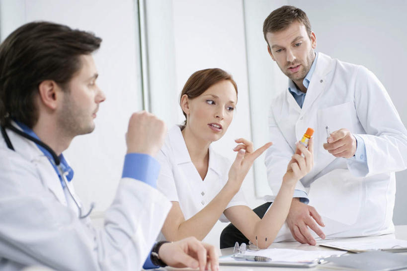 西方人,三个人,伙伴,朋友,医生,办公室,医院,坐,说,横图,室内,白天,正面,工作服,制服,讨论,友谊,合作,团队,窗户,家具,桌子,欧洲,欧洲人,服装,材料,档案,文件,纸,办公桌,墙,注视,玻璃窗,墙壁,墙面,衣服,手稿,资料,观察,看,医护人员,医疗人员,战略,服饰,观看,证明,察看,衣着,穿着,关注,文档,医疗机构,办公家具,联合,合谋,工作制服,衣饰,交流,配合,协作,男人,男性,年轻男性,年轻女性,女人,女性,白种人,大夫,沟通,讲话,交谈,商讨,说话,谈话,坐着,半身,彩图,工作套服,病院,诊所