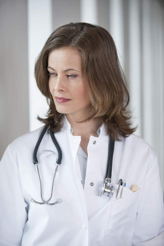 西方人,一个人,医生,医院,站,竖图,室内,白天,正面,工作服,制服,欧洲,欧洲人,仅一个女性,仅一个人,服装,墙,走道,走廊,过道,注视,墙壁,墙面,衣服,听诊器,观察,看,站着,仅一个中年女性,医护人员,医疗人员,服饰,观看,察看,医疗设备,衣着,穿着,关注,医疗器械,医疗工具,医疗机构,工作制服,衣饰,检测工具,女人,女性,中年女性,白种人,大夫,站立,半身,彩图,工作套服,病院,诊所